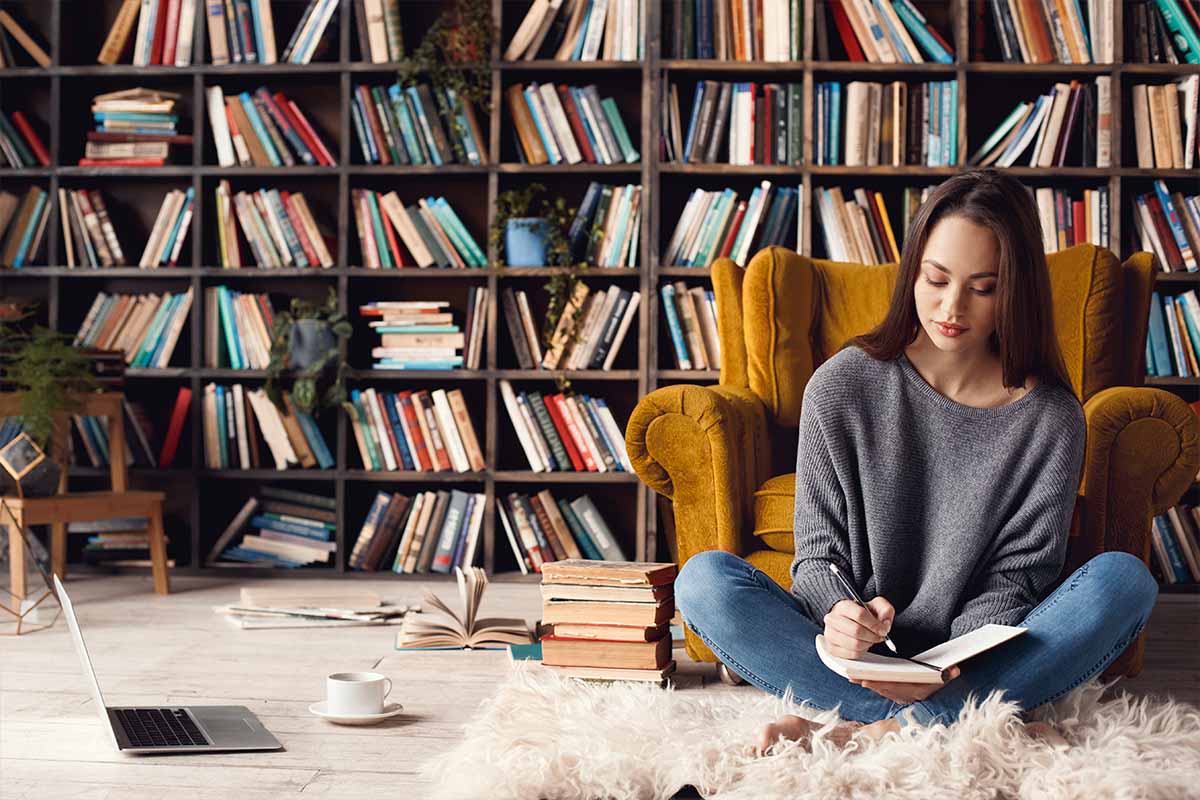 2. Idei bibliotecă living - femeie, bibliotecă, fotoliu galben muștar